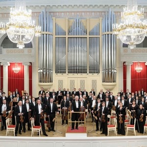 Onlayn porno tomosha qilish, bir odamga uchta fohishani yalashni buyurdi