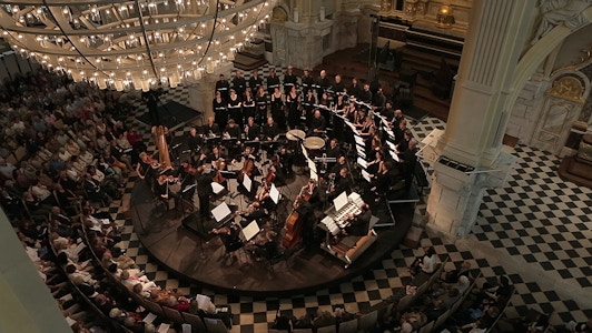 Mathieu Romano conducts Poulenc, Debussy, and Fauré's Requiem