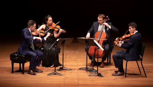 Le Quatuor Escher interprète Ives et Milan Turkovic dirige une pièce pour douze violoncelles de Brett Dean