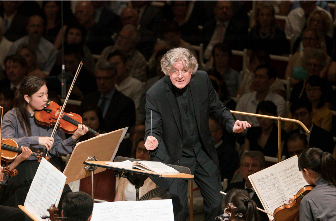ジェームズ・ジャッドがマーラーの交響曲第1番を指揮します。