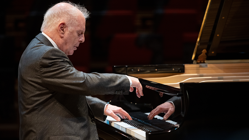 Daniel Barenboim plays Beethoven's 32 Piano Sonatas