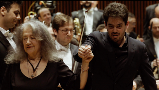 Martha Argerich et Lahav Shani interprètent Ravel, Ben-Haim et Stravinsky