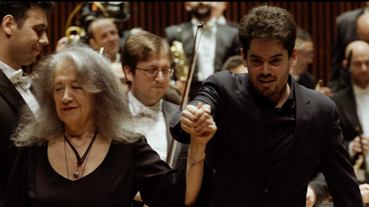 Martha Argerich y Lahav Shani interpretan Ravel, Ben-Haim y Stravinski