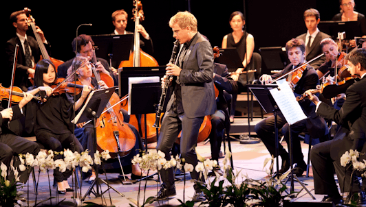Martin Fröst performs and conducts Mozart's Clarinet Concerto