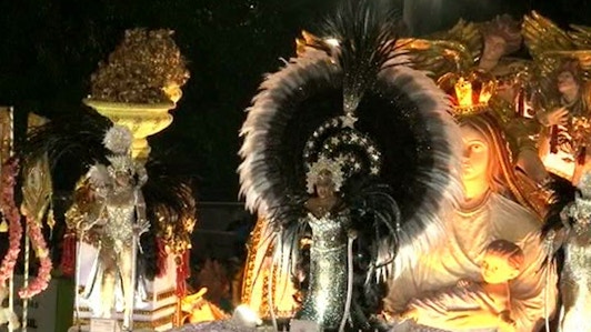 Samba desenfrenada y buen humor en el carnaval de Río de Janeiro