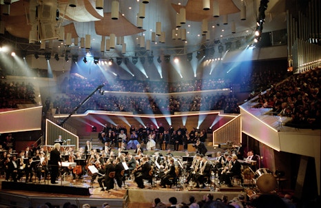 Sir Simon Rattle dirige Wonderful Town de Bernstein — Avec l'Orchestre philharmonique de Berlin